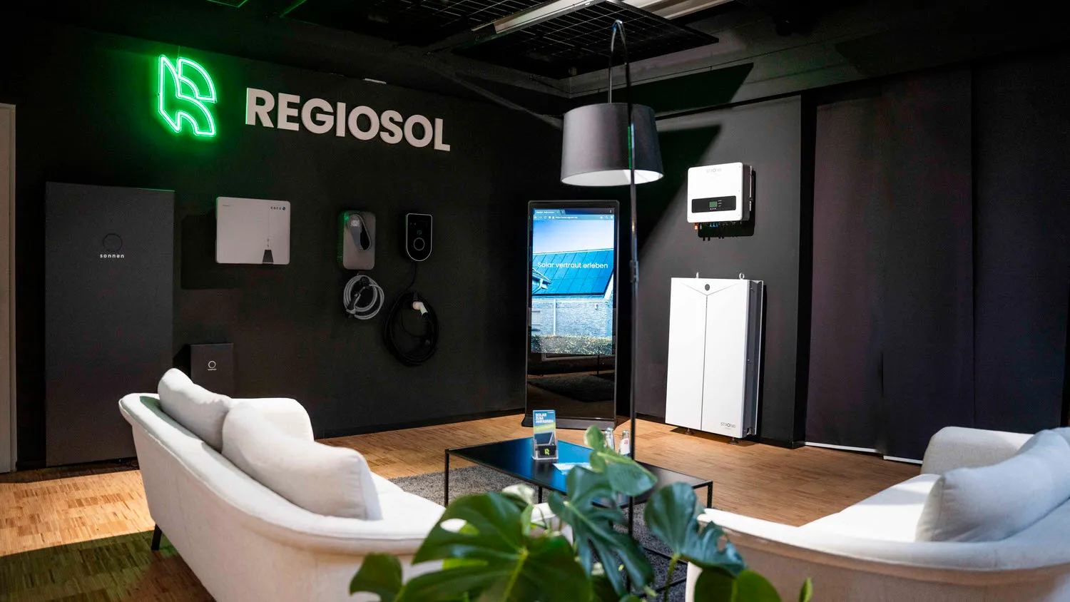 RegioSol Showroom mit Photovoltaik-Technik, inklusive PV-Module, Batteriespeicher und Wallbox